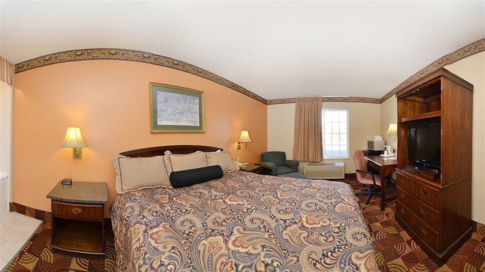 Super 8 By Wyndham Lake Of The Ozarks Eldon Exterior photo